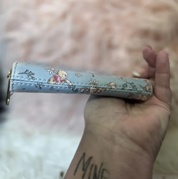 Disney x Loungefly Winnie the Pooh Floral Sketch Daisies Zip Wallet - Light Blue - Picture 3 of 5